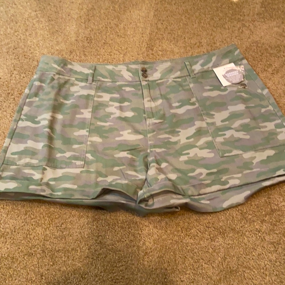 NEW Women’s camouflage cargo shorts - size 24